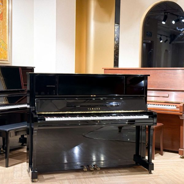 Màu đen bóng trên đàn Yamaha UX1
