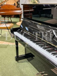 Màu đen trên đàn Yamaha Ux1