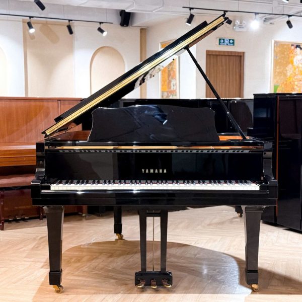 Phía trước của đàn Yamaha C5A