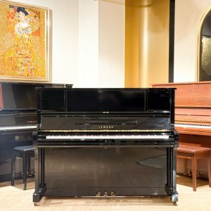 Phía trước của đàn Yamaha UX1