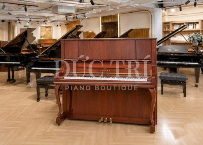 Phía trước đàn Yamaha YU30MhC