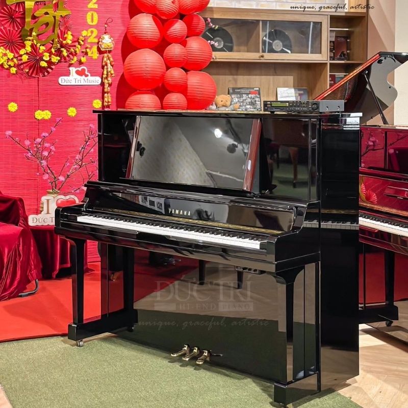 Phía trước đàn piano Yamaha U3G