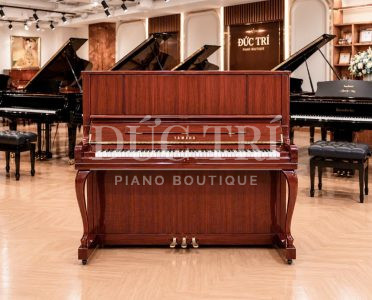 Phím đàn và hệ thống 3 pedal trên đàn Yamaha YU30MhC