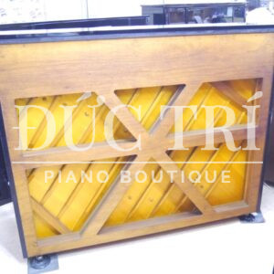 đằng sau đàn piano Yamaha UX-1