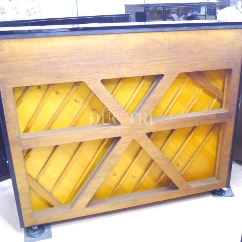 dang sau dan piano Yamaha UX 1 Yamaha UX-1 đằng sau đàn piano Yamaha UX-1