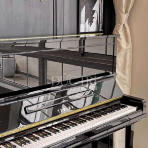 Bàn phím và logo của chiếc đàn piano Yamaha U1