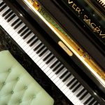 Bàn phím và logo đàn piano Bosendorfer Secession