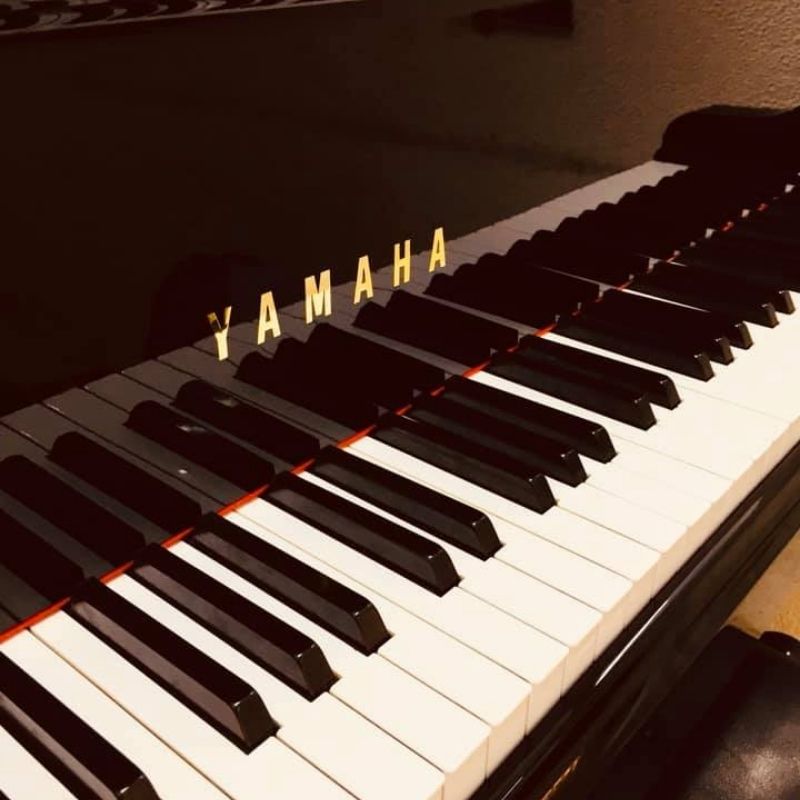 Bàn phím và logo piano Yamaha C7B