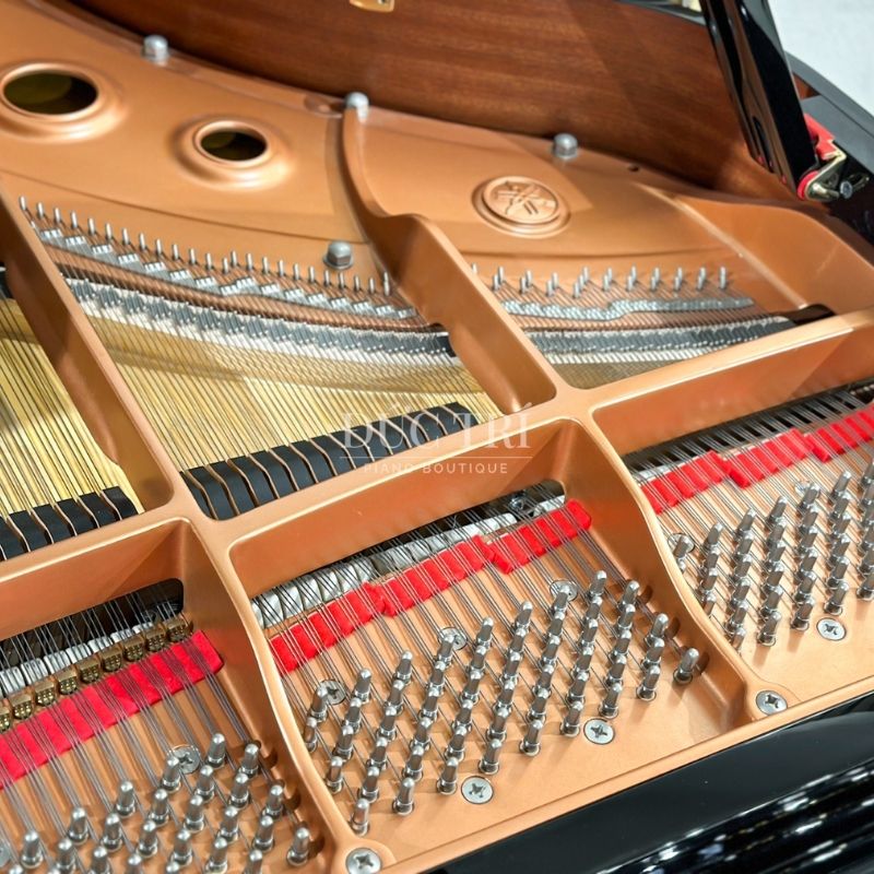 Bên trong khung gang của Đàn Piano Yamaha C3X