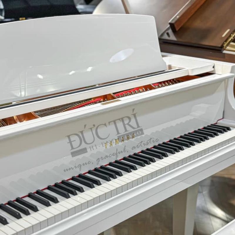 Các phím trên đàn piano Yamaha C3X màu trắng