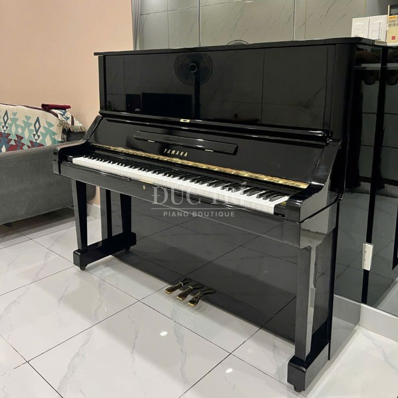 Chân đàn trên đàn Yamaha UX