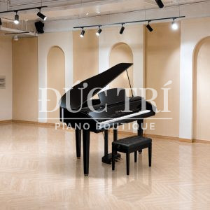 Đàn Yamaha DGP7 góc nghiêng lộ bàn phím mở nắp