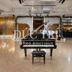 Đàn grand piano Yamaha G3E màu đen bóng góc nhìn chính diện