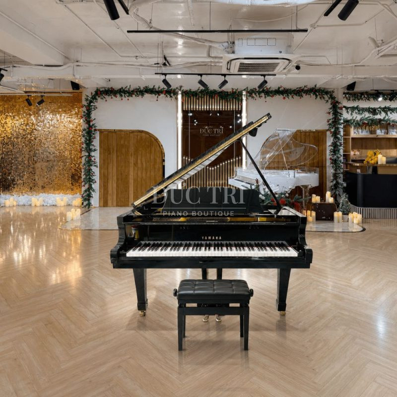 Đàn grand piano Yamaha G3E màu đen bóng góc nhìn chính diện