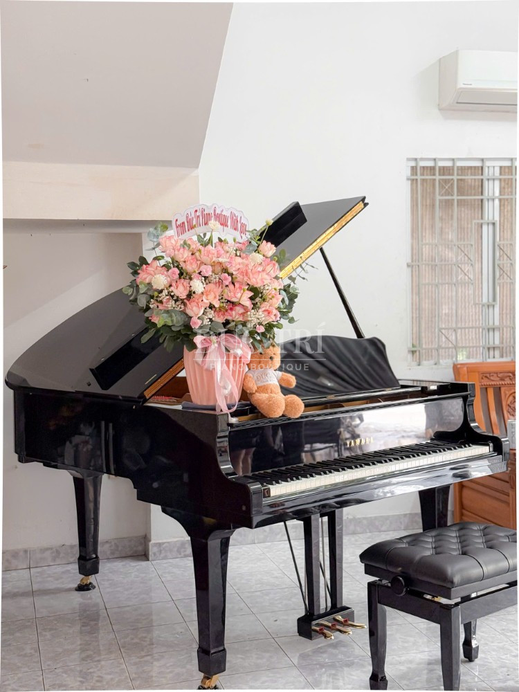 Dan piano Yamaha C3E duoc trung bay tai nha khach hang yamaha c3e Đàn piano Yamaha C3E được trưng bày tại nhà khách hàng