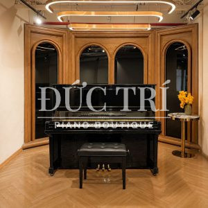 Đàn piano Yamaha U1A đặt trong showroom Đức Trí