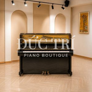 Đàn piano cơ Yamaha U1E màu đen mở nắp phía trên góc nhìn chính diện