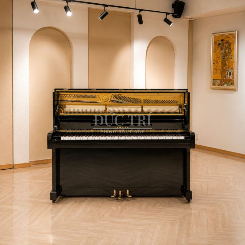 Đàn piano cơ Yamaha U1E màu đen mở nắp phía trên góc nhìn chính diện