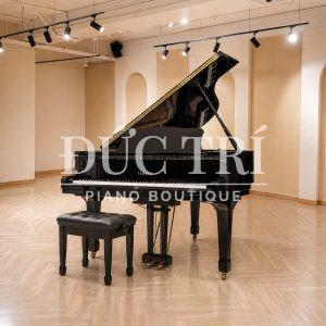 Đàn piano grand Yamaha G3E đen bóng mở nắp ấn tượng