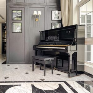 Góc cạnh đàn Yamaha U1