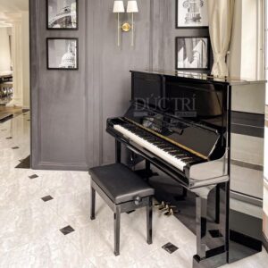 Góc cao nhìn xuống đàn piano Yamaha U1