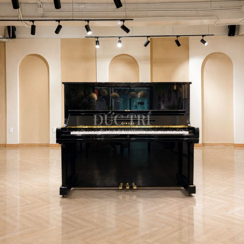 Góc chính diện của đàn yamaha u3m