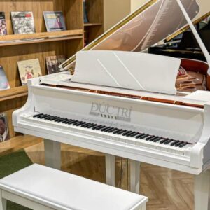 Góc nghiêng chiếc đàn Yamaha C3X màu trắng