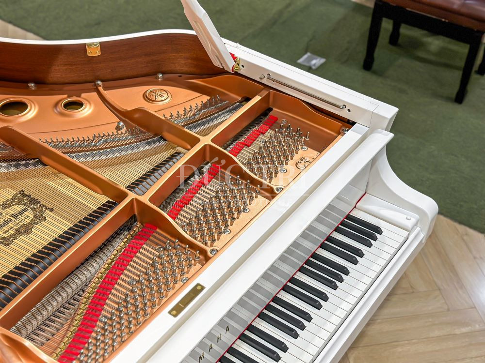 Góc trên nhìn xuống bộ máy đàn piano Yamaha C3X Whithe New