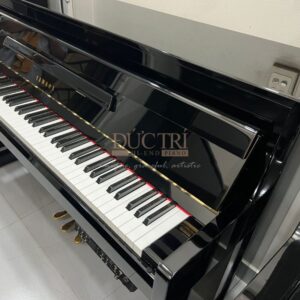 Hình ảnh góc nghiêng Đàn Piano Yamaha DUP 20