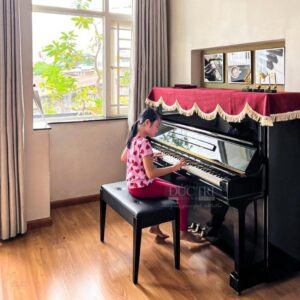 Khách hàng đang chơi piano Yamaha U3H được Piano Đức Trí bàn giao