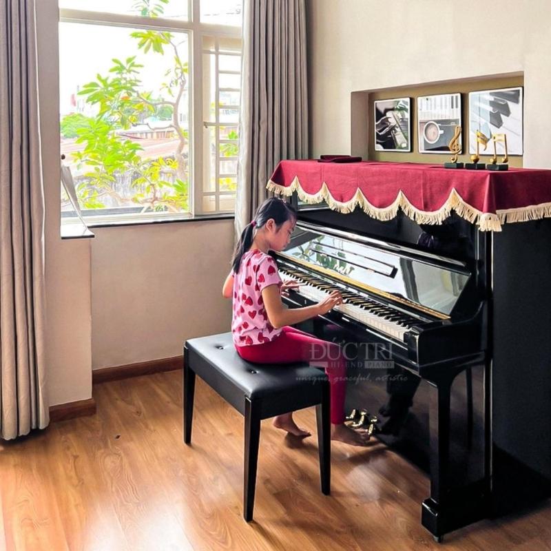 Khách hàng đang chơi piano Yamaha U3H được Piano Đức Trí bàn giao
