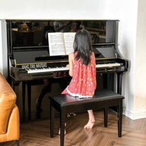 Khách hàng đang trải nghiệm trực tiếp đàn Yamaha U2H