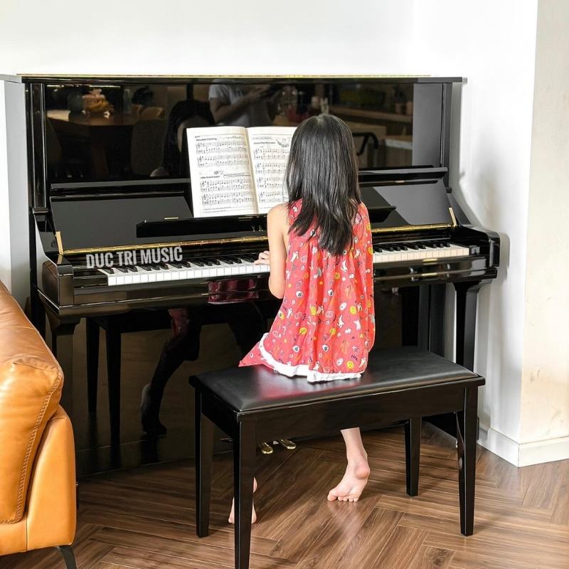 Khách hàng đang trải nghiệm trực tiếp đàn Yamaha U2H