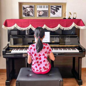 Khách hàng nhí đang trải nghiệm chiếc Piano Yamaha U3H