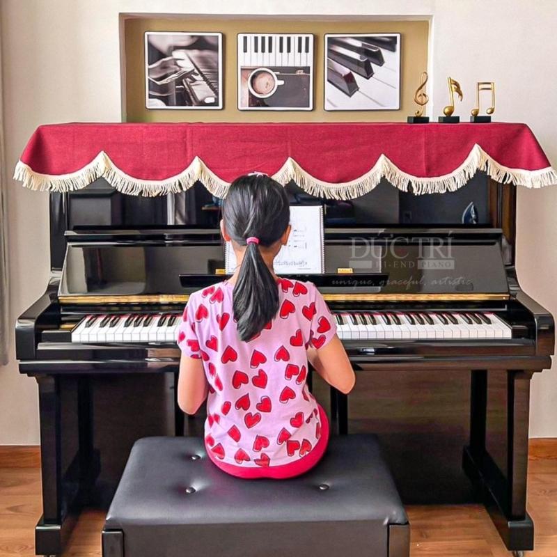 Khách hàng nhí đang trải nghiệm chiếc Piano Yamaha U3H