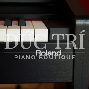 Logo Roland trên đàn Roland F-130R