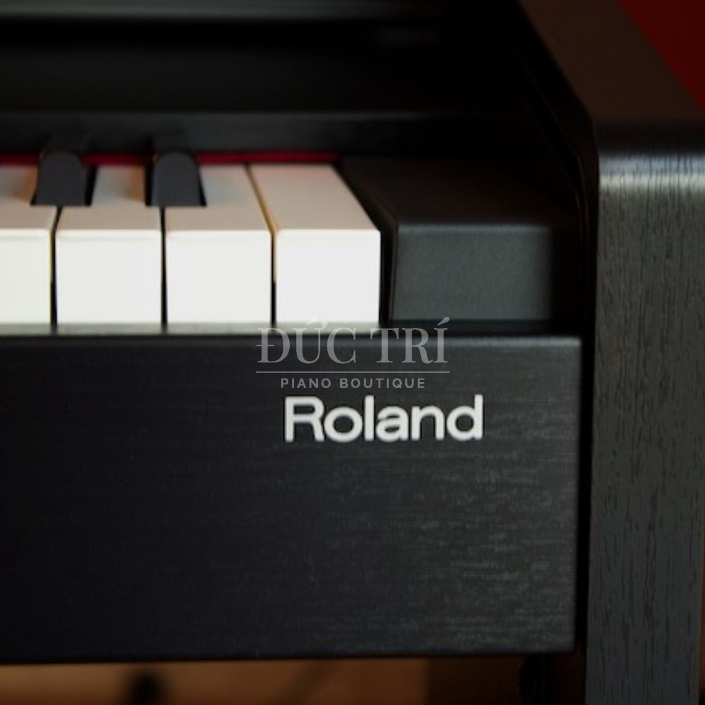 Logo Roland tren dan Roland F 130R Roland F-130R Logo Roland trên đàn Roland F-130R