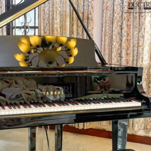 Logo và bàn phím của piano Yamaha C3X
