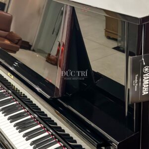 Logo và các phím trên chiếc đàn piano Yamaha YUS5