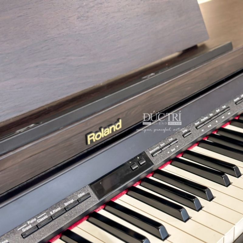 Logo và các phím trên đàn Đàn Piano Roland HP-601