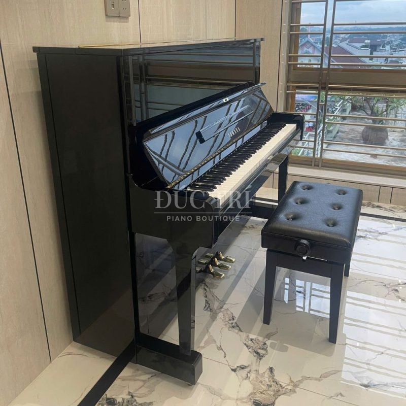 Mặt bên đàn Yamaha U1H seri 3.0