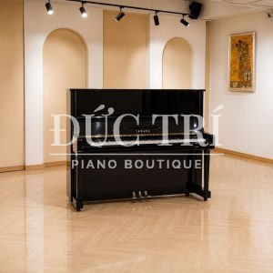 Mặt trước đàn yamaha u3m
