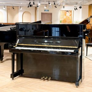 Màu đen bóng trên đàn Yamaha U1A