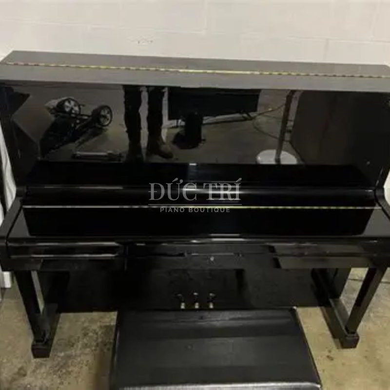 Màu đen bóng trên đàn Yamaha U1E