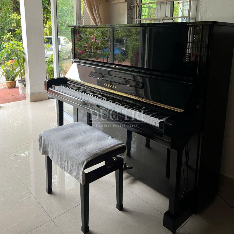 Màu đen bóng trên đàn Yamaha U3H