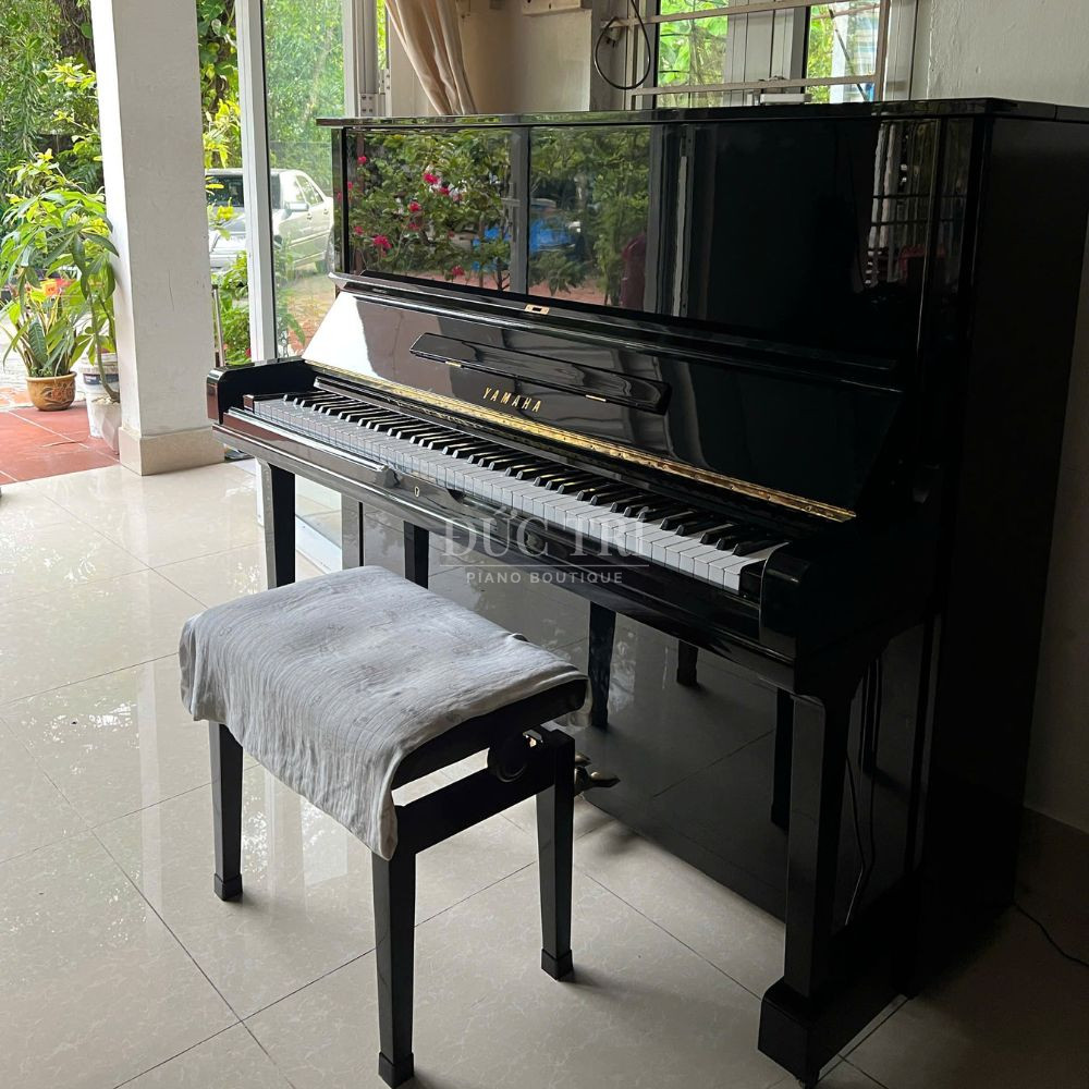 Màu đen bóng trên đàn Yamaha U3H