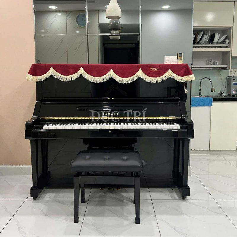 Màu đen trên đàn Yamaha UX