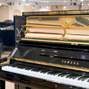 Nắp phím đàn trên đàn Yamaha U1A