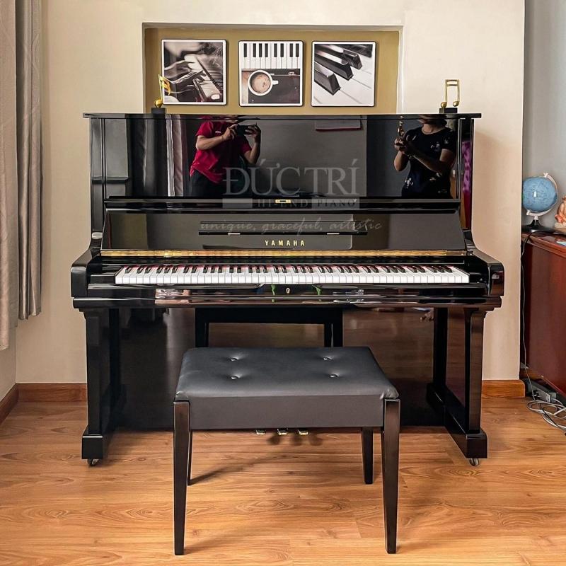 Phía trước chiếc đàn Yamaha U3H được trưng bày tại nhà của khách hàng tại Tân Phú, HCM