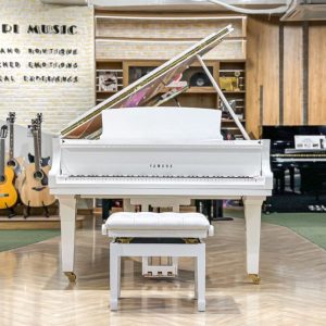 Phía trước của đàn Yamaha C3X white